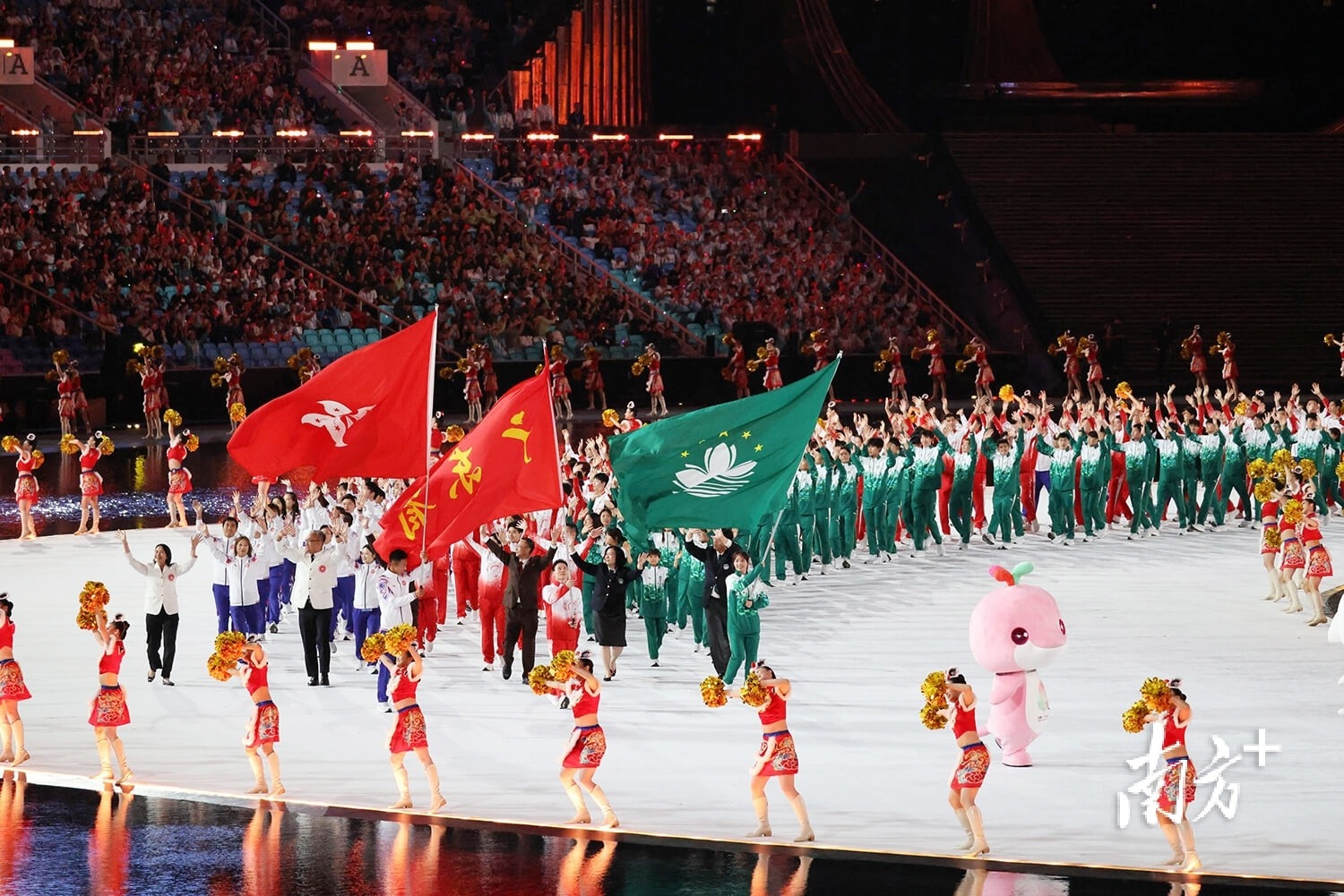 陕西：4500余名跑者渭河之畔竞速 全民健身冬季热度不减